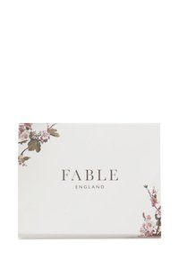 Boîte rectangulaire blanche avec des accents floraux en rose pâle et vert. "FABLE" et "ENGLAND" imprimés en gris, centrés sur le devant.