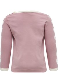 Langærmet skjorte i lyserød bomuld med hvide skulderdetaljer og diagonale hvide striber langs ærmerne, rund halsudskæring og en blød tekstur.