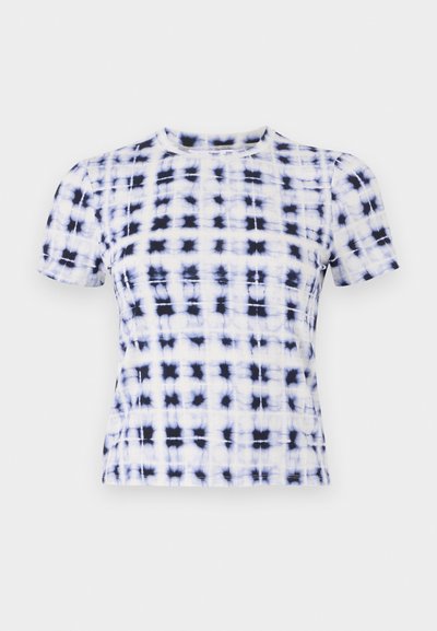 Īsa piedurkņu blūze balta un tumši zilā batika rakstā, ar apaļu kakla izgriezumu un pieguļošu dizainu no faktūrēta auduma.