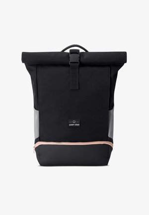 Czarny plecak z rolowanym zamknięciem, przednią klamrą, szarymi bocznymi panelami, zapinanym na zamek dolnym schowkiem z jasnoróżową lamówką oraz naszywką z logo "Johnny Urban".