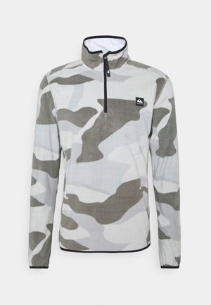 Herren-Fleecepullover mit langen Ärmeln, grau-weißem Camouflage-Muster, halbem Frontreißverschluss und kleinem schwarzem Logo auf der Brust.