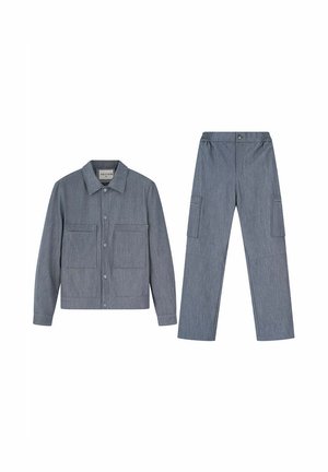 Veste grise à boutons sur le devant avec deux poches avant, associée à un pantalon cargo droit assorti, tous deux en tissu texturé.