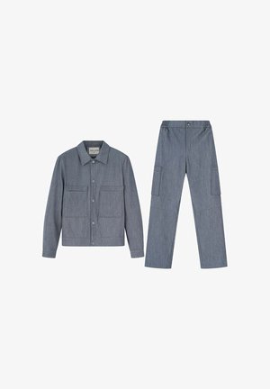 Veste grise à boutons sur le devant avec deux poches avant, associée à un pantalon cargo droit assorti, tous deux en tissu texturé.