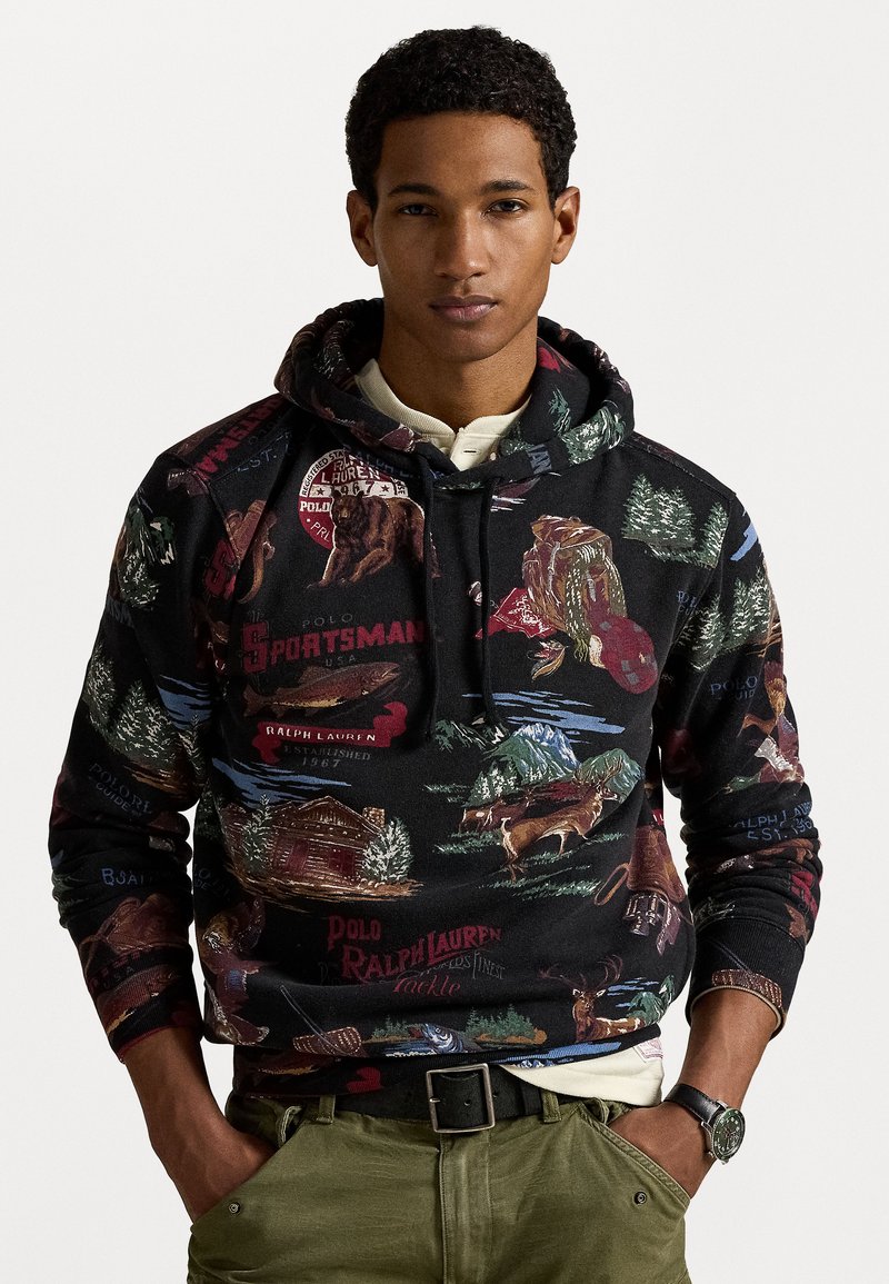 Zwarte hoodie met verschillende kleurrijke outdoor-afdrukken, waaronder dieren en logo's. Beschikt over een trekkoordkap en ribgebreide manchetten.