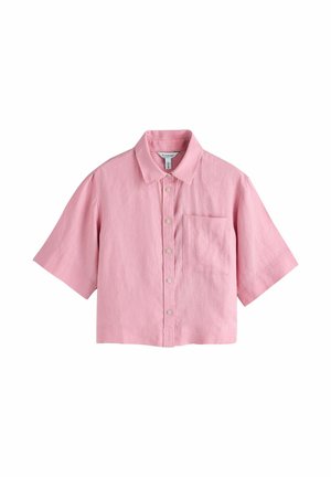 Pinkes, kurzärmeliges, kurz geschnittenes Hemd mit Knöpfen, Kragen und Brusttasche, auf weißem Hintergrund dargestellt.