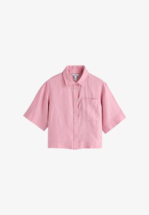 Roza kratka košulja s gumbima, puf rukavima i ovratnikom, s džepom na prsima, prikazana na bijeloj pozadini.
