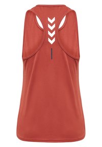 Débardeur sportif sans manches couleur rouille avec un dos nageur et quatre bandes blanches en chevron orientées vers le bas sur le haut du dos.