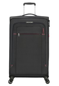 Valise noire avec un extérieur texturé, une poignée télescopique, des doubles roues, une poche zippée à l'avant et de petites accents rouges sur le design.