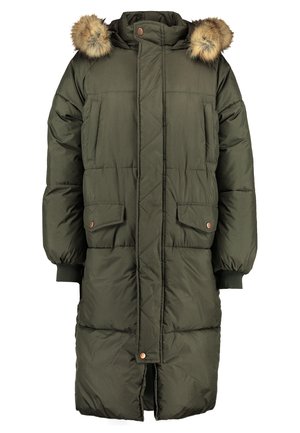 Manteau matelassé vert olive avec capuche et bordure en fausse fourrure, doté de deux poches avant et d'un motif matelassé. Fermeture éclair et boutons.