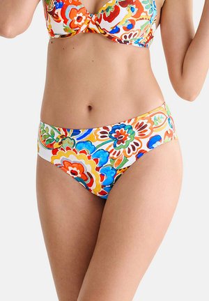 Femme portant un bikini floral coloré avec des motifs orange, bleu, vert et rouge sur fond blanc, visible de la taille jusqu'aux cuisses.