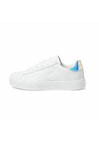 Sneakers bianchi con tomaia in pelle liscia, punta rotonda e suola piatta in gomma. Il tallone presenta un accento iridescente.