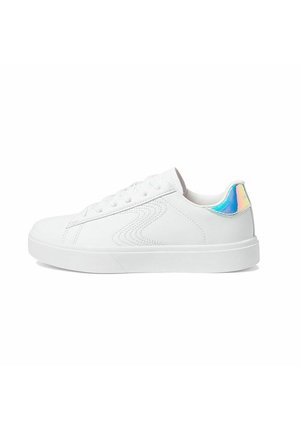 Sneakers bianchi con tomaia in pelle liscia, punta rotonda e suola piatta in gomma. Il tallone presenta un accento iridescente.