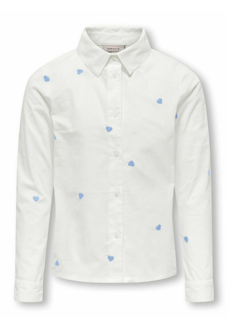 Camisa blanca de manga larga con cuello, que presenta motivos de corazones bordados en azul dispersos por toda la prenda. Diseño clásico de botones.