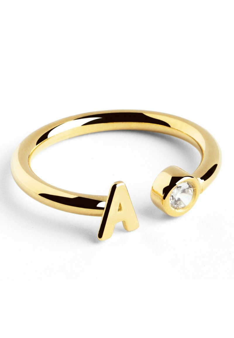 Anello regolabile in tonalità oro con la lettera "A" e un accento di pietra trasparente, texture liscia e design minimalista.