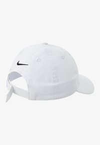 Căciulă albă de baseball cu o vizieră curbă, textură din țesătură, logo brodat negru și curea ajustabilă în spate.