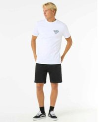 Camiseta de algodón blanca con estampado gráfico azul en el lado izquierdo del pecho, combinada con pantalones cortos de mezclilla negros, usando calcetas negras y zapatillas Vans.