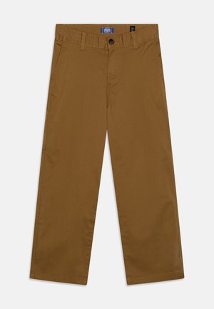 Pantalon décontracté marron à jambe droite avec bouton devant, passants pour ceinture et poches latérales, étalé à plat sur fond blanc.