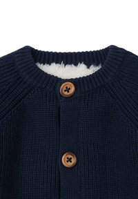 Dunkelblauer Strickcardigan mit geripptem Textur, rundem Ausschnitt und zwei Holzknöpfen vorne. Fleece-Futter im Inneren sichtbar.