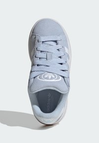 Svijetloplava tenisica s gornjim dijelom od brušene kože, teksturiranim vezicama i bijelim detaljima s logotipom. Okrugli vrh i jastučićasti potplat.