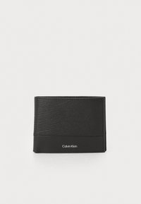 Svart lommebok laget av teksturert lær med en glatt base, med en subtil Calvin Klein-logo på forsiden. Kompakt og rektangulært design.