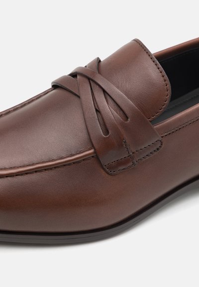 Stuart Weitzman SIMON CRISSCROSS LOAFER - Čevlji brez vezalk - brown