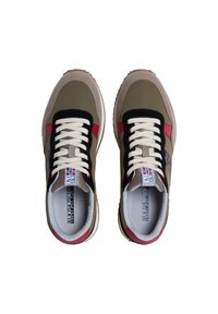 Zapatillas multicolores con paneles en verde oliva, negro y rojo. Diseño con cordones y lazadas beige, y plantilla acolchada. Suela de goma.