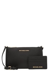 Czarna skórzana kopertówka na zamek z logo "MICHAEL KORS" w odcieniu złota. Zestaw zawiera dopasowany portfel na karty z przegródkami. Gładka faktura, prostokątny kształt.