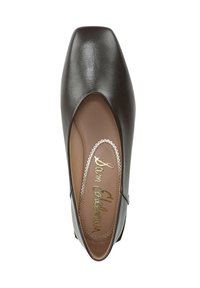 Pump in pelle marrone con punta arrotondata, superficie liscia e un motivo decorativo intagliato. Presenta una soletta beige con branding dorato.