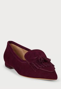 Burgundowe zamszowe mokasyny z wydłużonym noskiem, zdobione dekoracyjnym frędzlem i płaskim obcasem, charakteryzujące się gładką teksturą i minimalistycznym designem.