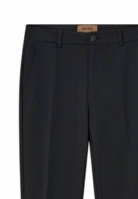 Crne krojene hlače s glatkim materijalom, uskim krojem, prednjim džepovima i dugmadi za zatvaranje. Oznaka vidljiva unutar struka.