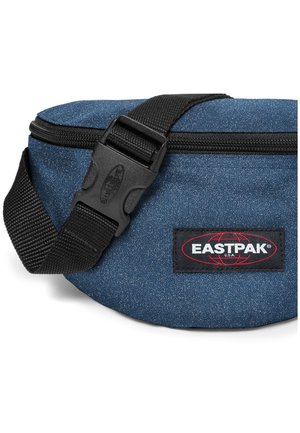 Blå fanny pack i tyg med en texturerad yta, svart justerbar rem och plastspänne. Har en patch med Eastpak-logotypen.