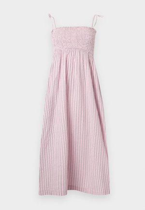 Robe sans manches rose clair avec de fines rayures grises verticales, corsage froncé et fines bretelles nouées en nœuds.