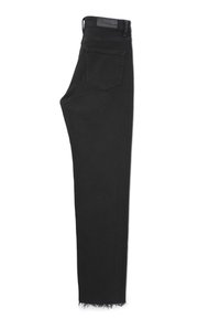 Jean slim noir avec poche arrière, passants de ceinture et ourlets effilochés, montré de côté sur fond blanc.