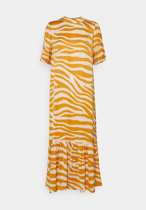Robe midi imprimé zèbre jaune moutarde et blanc, manches courtes bouffantes, col haut et ourlet volanté.