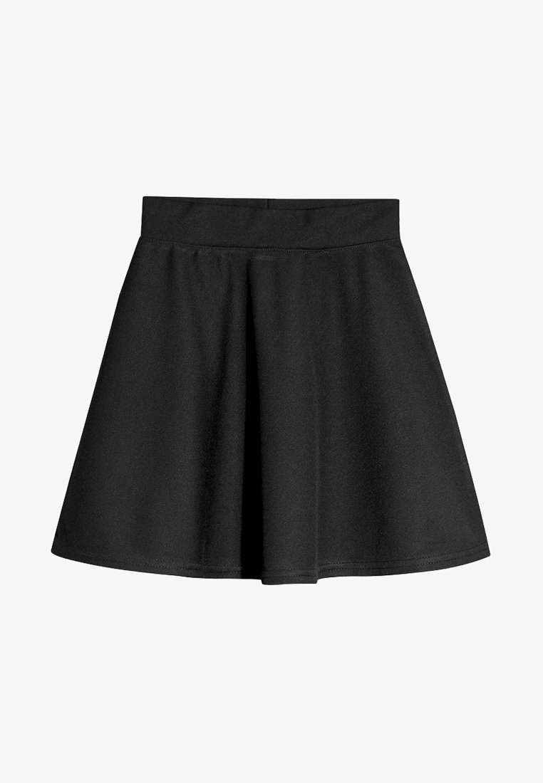 Jupe trapèze noire avec une taille haute, une silhouette évasée et une texture de tissu lisse sur fond blanc.