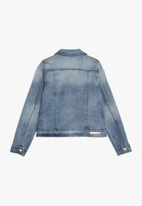 Světle modrá džínová bunda s dlouhými rukávy, límečkem a stříbrnými detaily. Obsahuje prošívaný detail zadní kapsy.