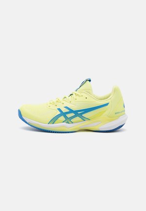 Geel sportshoe met blauwe accenten, met een bovenkant van mesh, een gestructureerde zool en een modern ontwerp. Opvallende branding op de hiel.