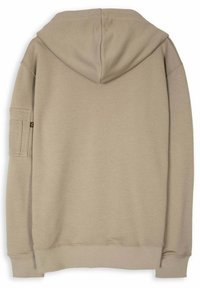 Haut à capuche beige avec une grande capuche, des poignets et un ourlet côtelés, et une poche utilitaire sur la manche gauche. Tissu en coton mélangé lisse.