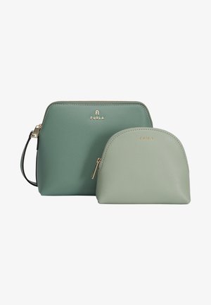 Zwei grüne Furla Lederbeutel mit goldenen Reißverschlüssen, einer größer mit Handgelenksriemen und einer kleiner, beide mit strukturierter Oberfläche und Markenlogos.