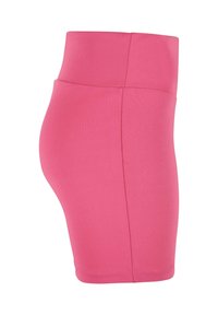 Pieguļoši rozā stiepļu šorti ar augstu jostasvietu, gludu tekstūru un tīru šuvju izpildījumu, demonstrējot elegantu, minimālistisku dizainu.