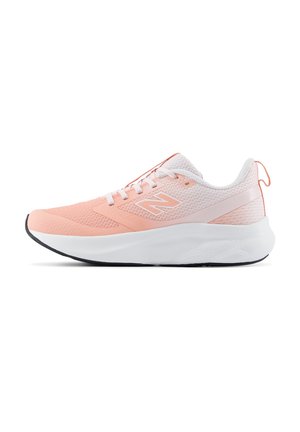 Chaussure de course New Balance rose clair et blanche avec tige en mesh, fermeture à lacets, semelle blanche rembourrée et semelle extérieure noire sur fond blanc.