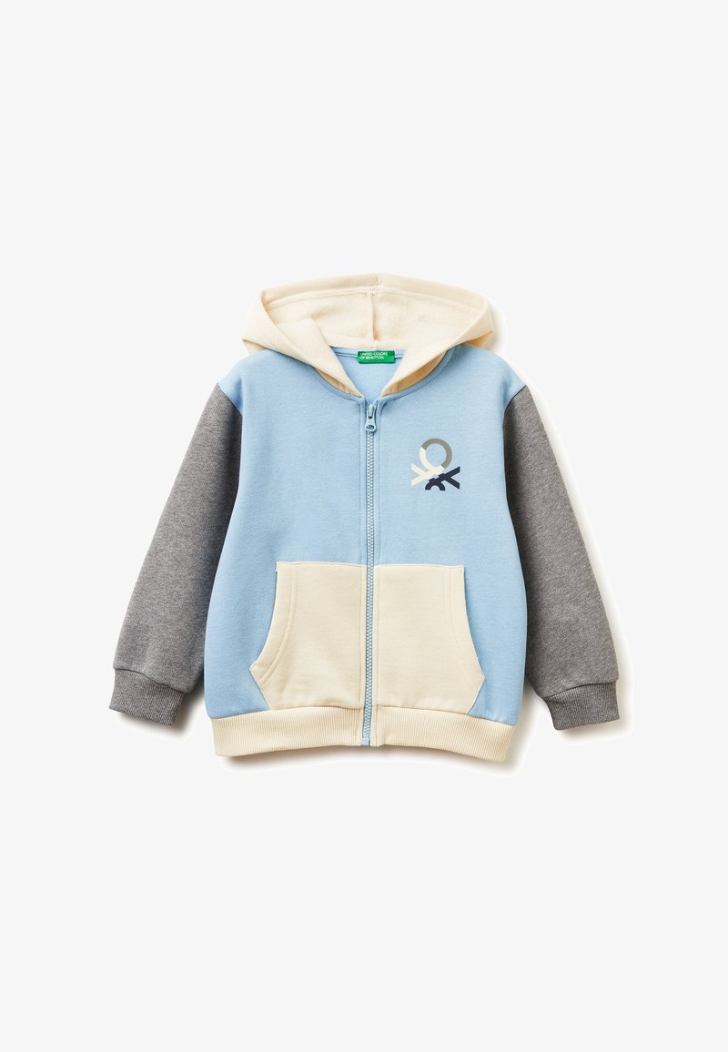 Felpa con cappuccio e zip, con corpo blu, tasche frontali color crema e maniche grigie. Presenta un design ricamato sul petto. Materiale in cotone.