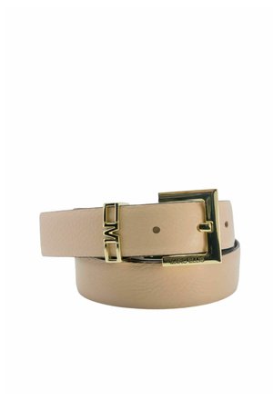 Cintura in pelle beige con fibbia quadrata dorata e dettaglio decorativo dorato a forma di "M" vicino alla fibbia, con marchio "Marc Ellis" sulla fibbia.