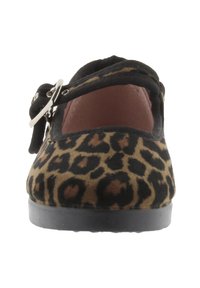 Zapato plano de estampado de leopardo con una banda elástica negra y detalle de hebilla. Hecho de tejido texturizado con punta redondeada y suela plana.