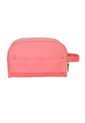 Bolsa de aseo rectangular de color coral rosa con asa lateral, bolsillo frontal y cierre de cremallera, con un sutil diseño floral en la parte superior.