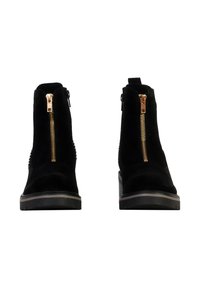 Bottines en suède noir avec des détails en zip doré de chaque côté et une semelle intermédiaire texturée pour une meilleure adhérence.