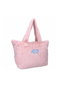 Rosa fluffig tote-väska med två handtag och en blå broderad design av en sovande moln med ordet "CHILLIN'".