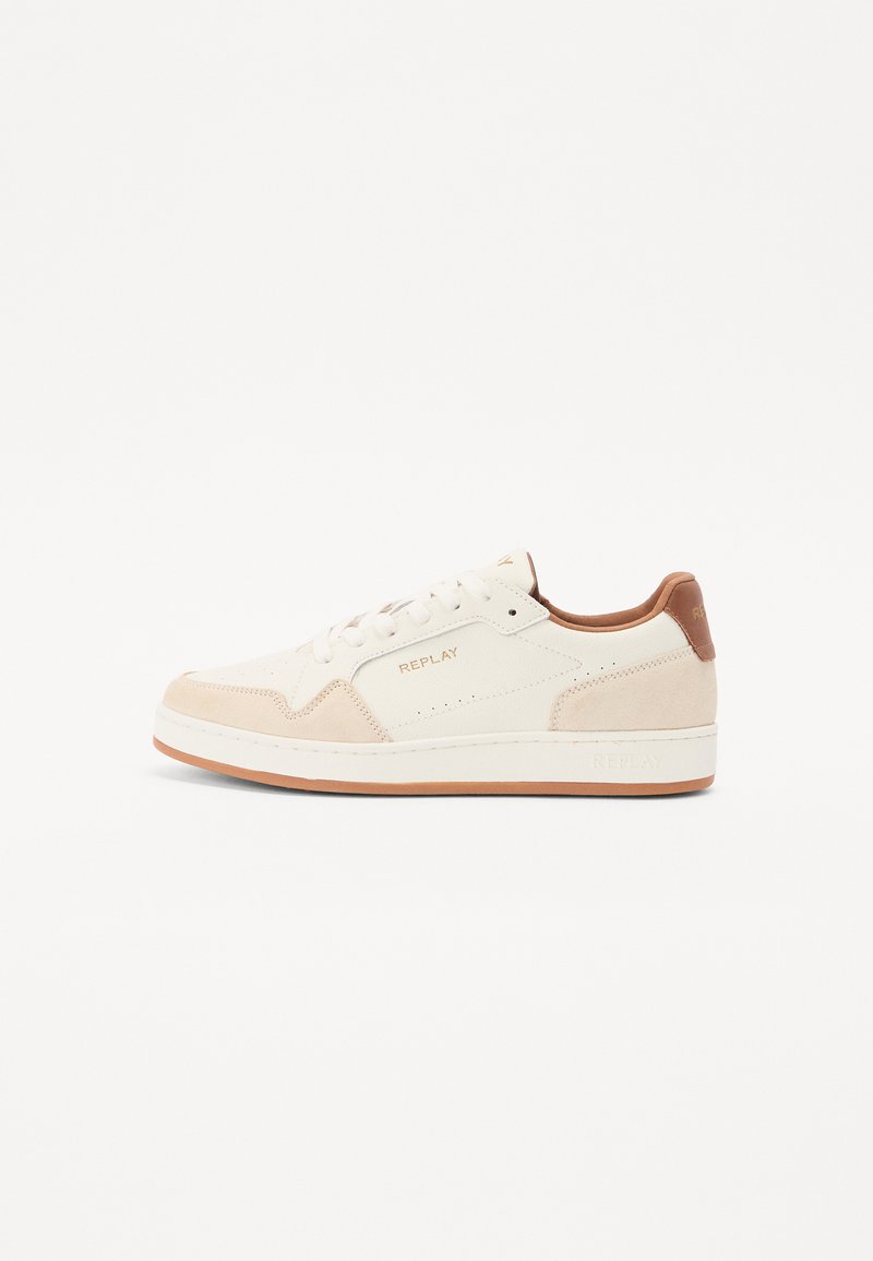 Sneaker aus Leder und Wildleder in Off-White mit braunen Akzenten, runde Zehenform, Schnürung auf der Vorderseite und geprägtem Logo an der Seite.