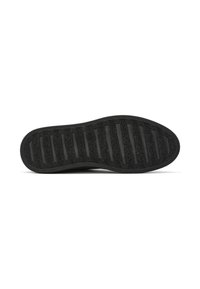 Semelle de chaussure en caoutchouc noir avec une surface texturée et des rainures horizontales pour une meilleure adhérence. Présente un bout arrondi et un design de talon effilé.