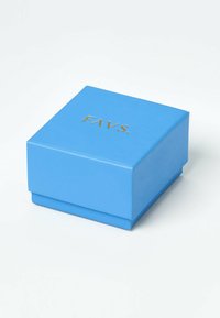 Scatola regalo blu a forma di quadrato con il testo dorato "FAVS." sopra, poggiata su una superficie bianca.